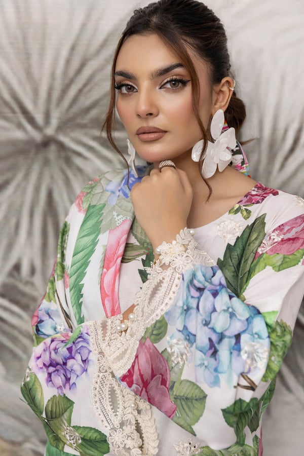 Maria b petals embroidery collection 3 piece suit - Image 4