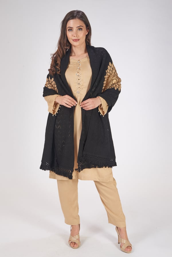 Wool shawl with flower patterns - Image 2