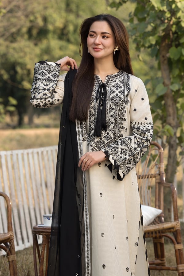 Hania Amir exquisite Eid 2025 3 piece jacquard collection - Image 4