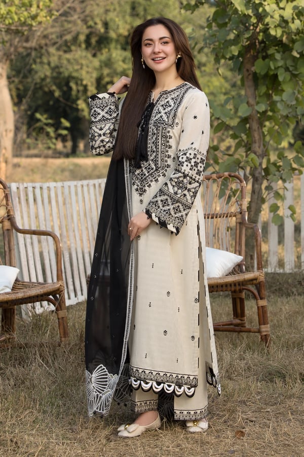 Hania Amir exquisite Eid 2025 3 piece jacquard collection - Image 2