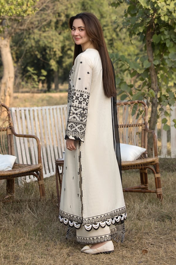 Hania Amir exquisite Eid 2025 3 piece jacquard collection - Image 3
