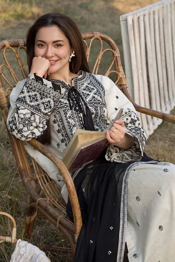Hania Amir exquisite Eid 2025 3 piece jacquard collection - Image 9