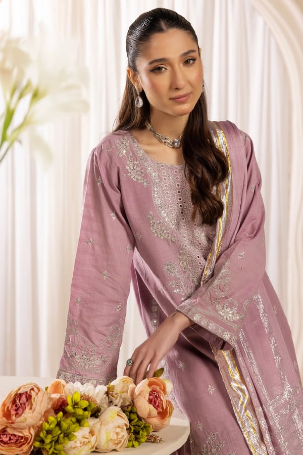 Senorita luxe Eid 2025 3 piece stylish suit - Image 5