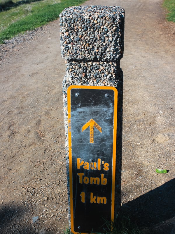 Sign that says "Paul's Tomb 1 km"