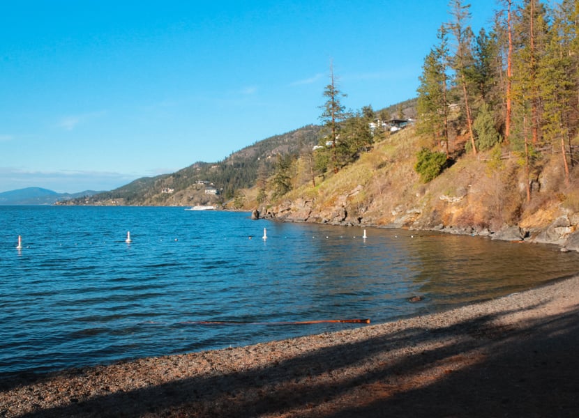 The beach at the end of Paul's Tomb hiking trail.