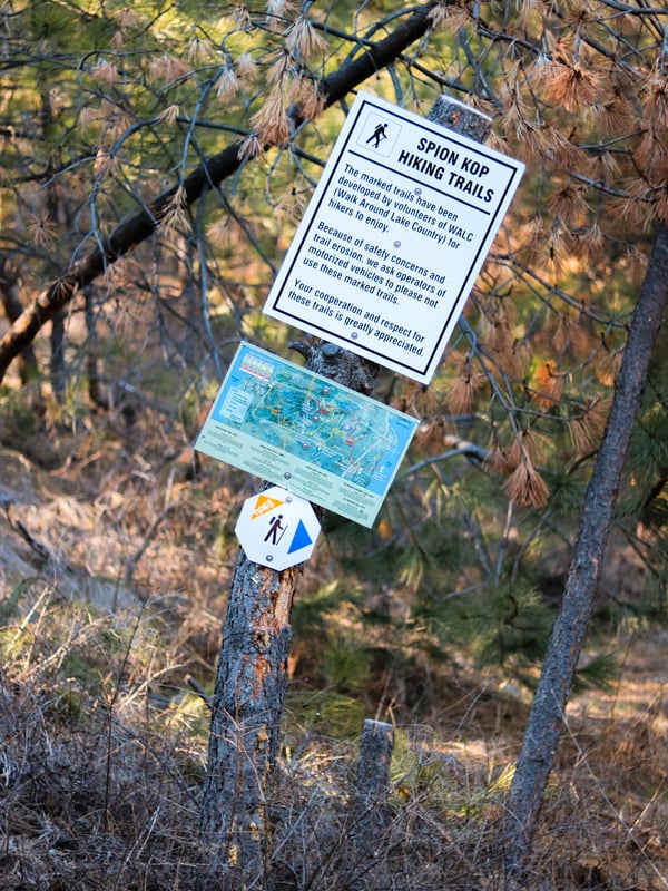 A sideway hiking sign at Spion Kop.