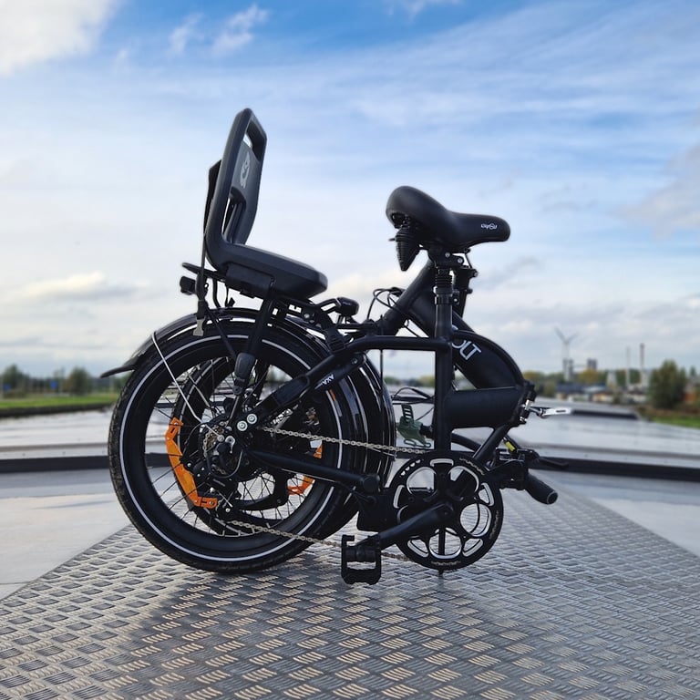 Elektrische vouwfiets op een boot