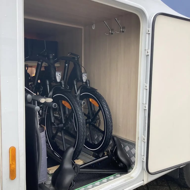 Camperaar met 20 inch elektrische vouwfiets
