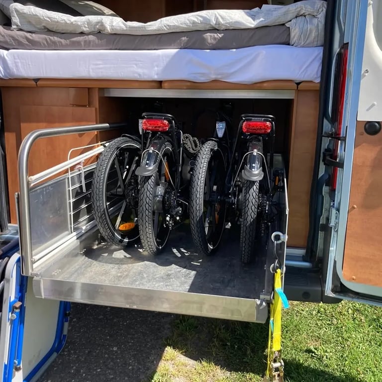 Compacte 16 inch elektrische vouwfiets in camper