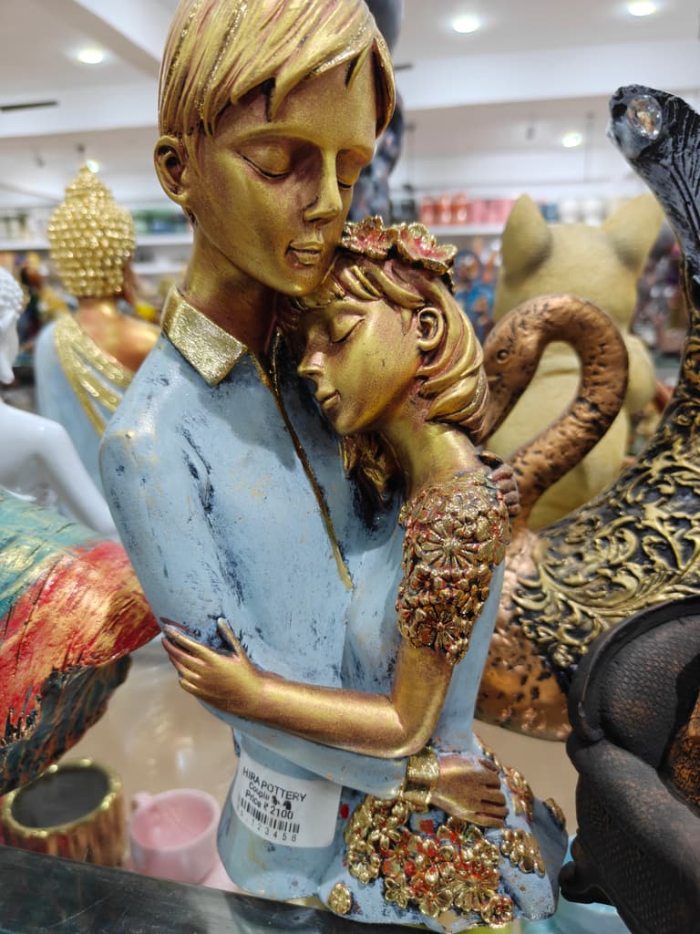 Gold Statue of a Couple Embracing | Sculpture | Bronze | Romantic