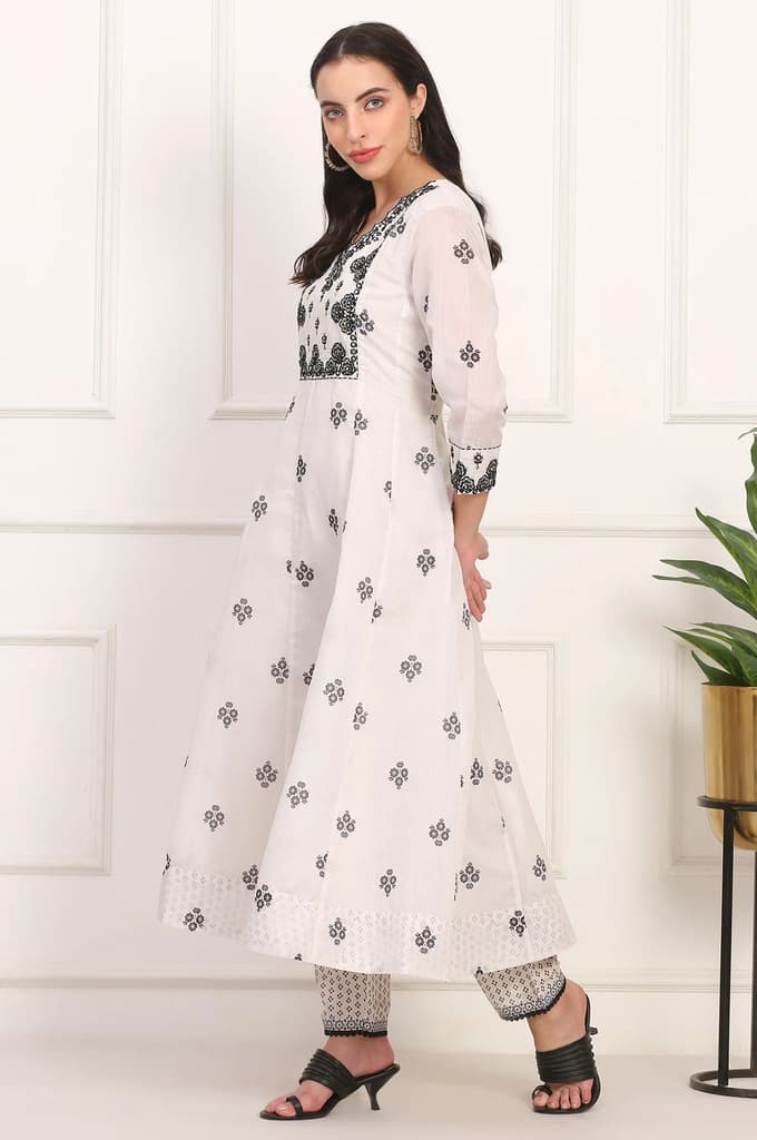 White Floral Printed Embellished Chanderi Flared Kurta, Pant and Dupatta Set — photo 4