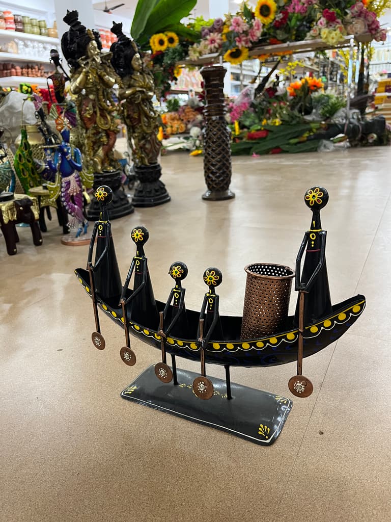 A black and yellow plate with a crown | Unknown