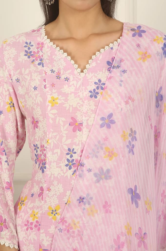 Pink Floral Printed Flared Rayon Kurta, Pants and Dupatta Set — photo 4