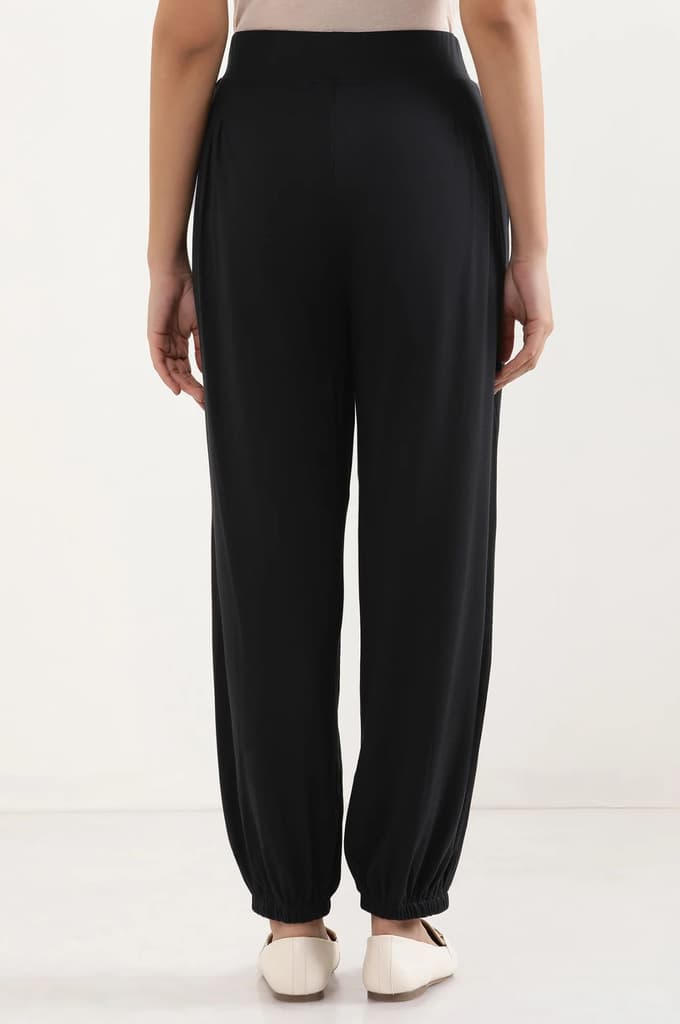 Black Solid Loose Fit Pants With Pleated Detail — photo 4