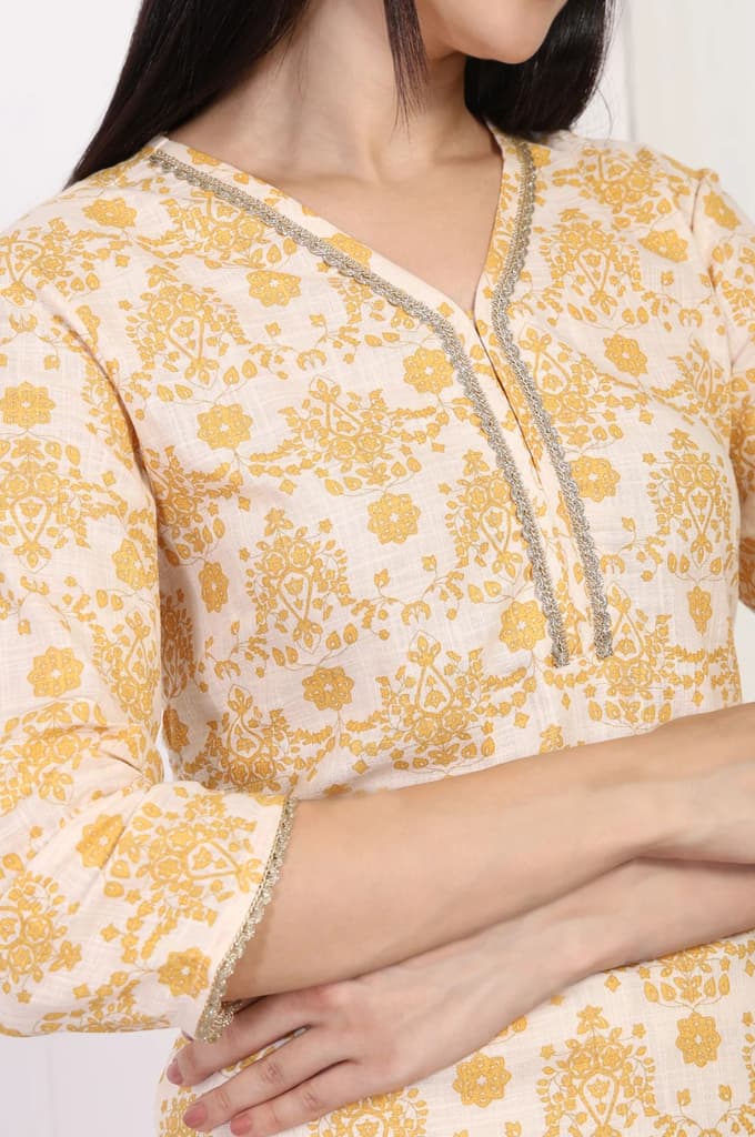 Cream Ethnic Damask Printed Lace Trim Straight Rayon Kurta — photo 3
