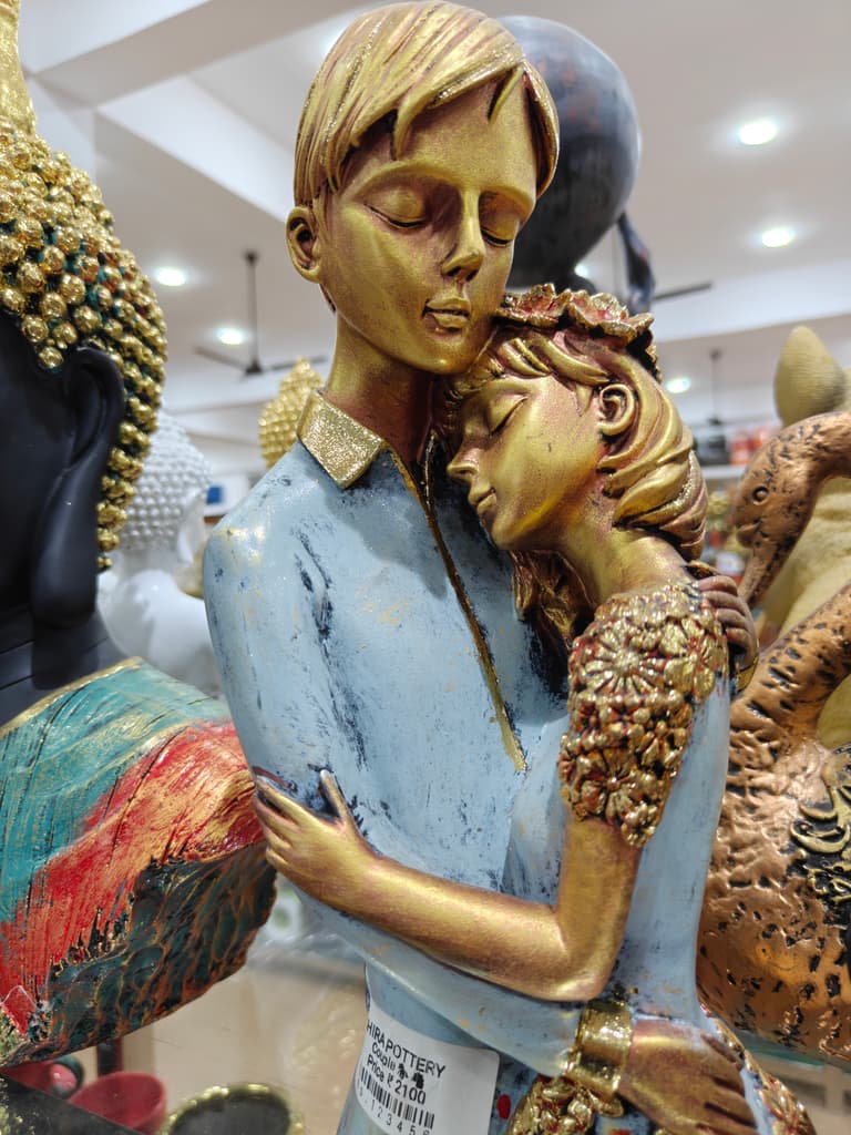 Gold Statue of a Couple Embracing | Sculpture | Bronze | Romantic