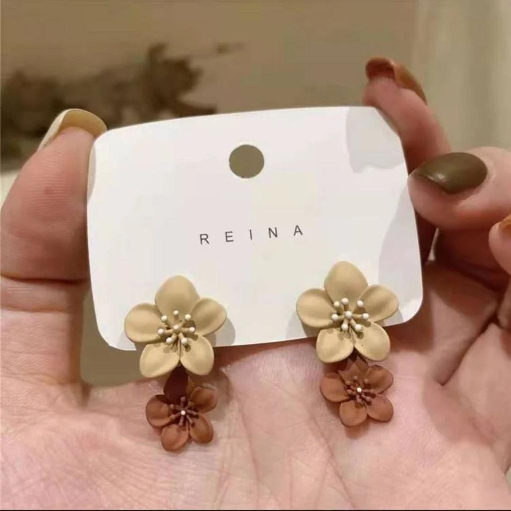 Blossom Gleam – Floral Stud Earrings — Twintastic Pair (Brown)