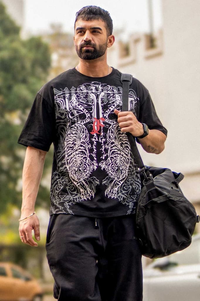Twin Fangs Oversized T-shirt Black — S