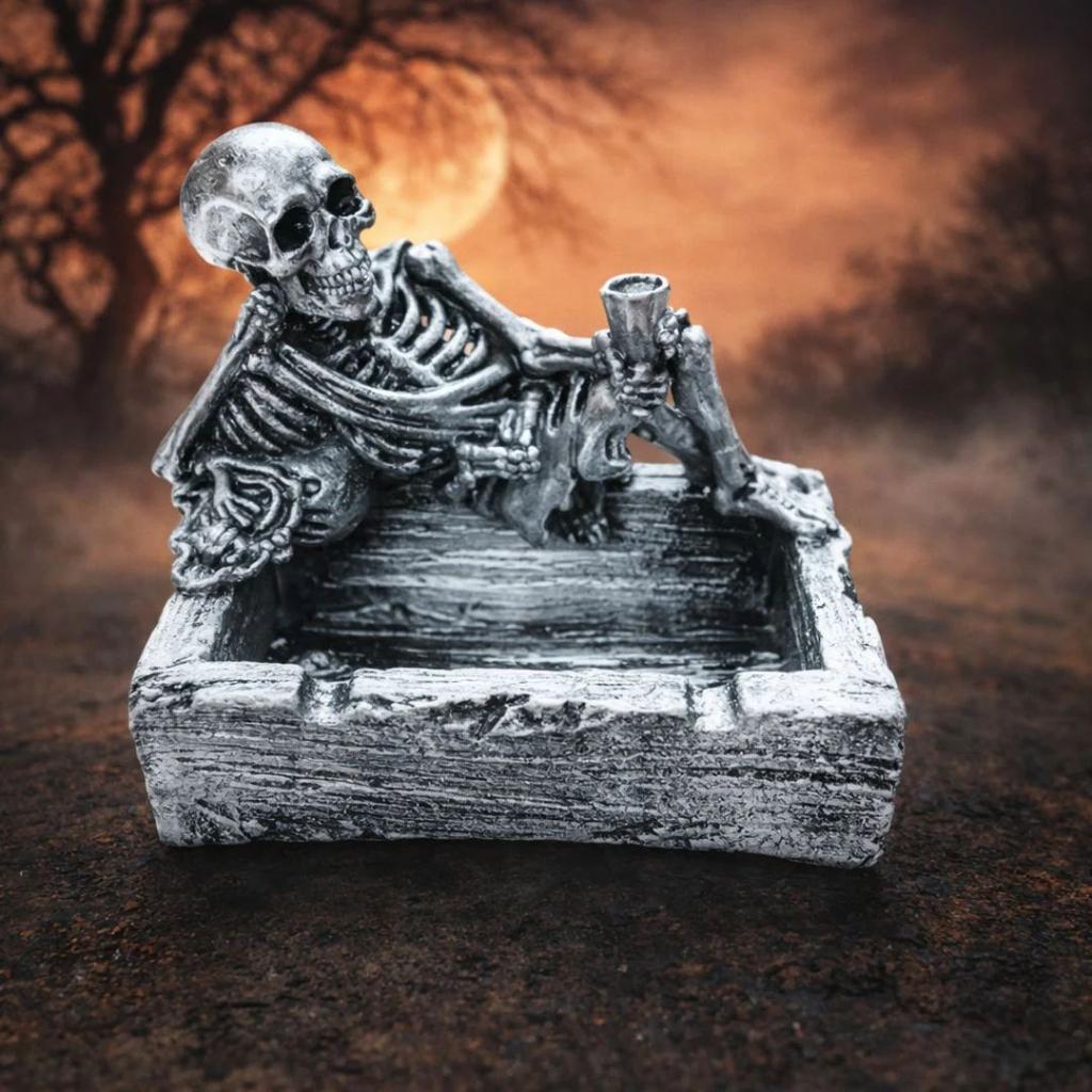 Smokin’ Skull Ashtray : Ceramic Skull Design Ashtray — Silver Bathtub Ashtray