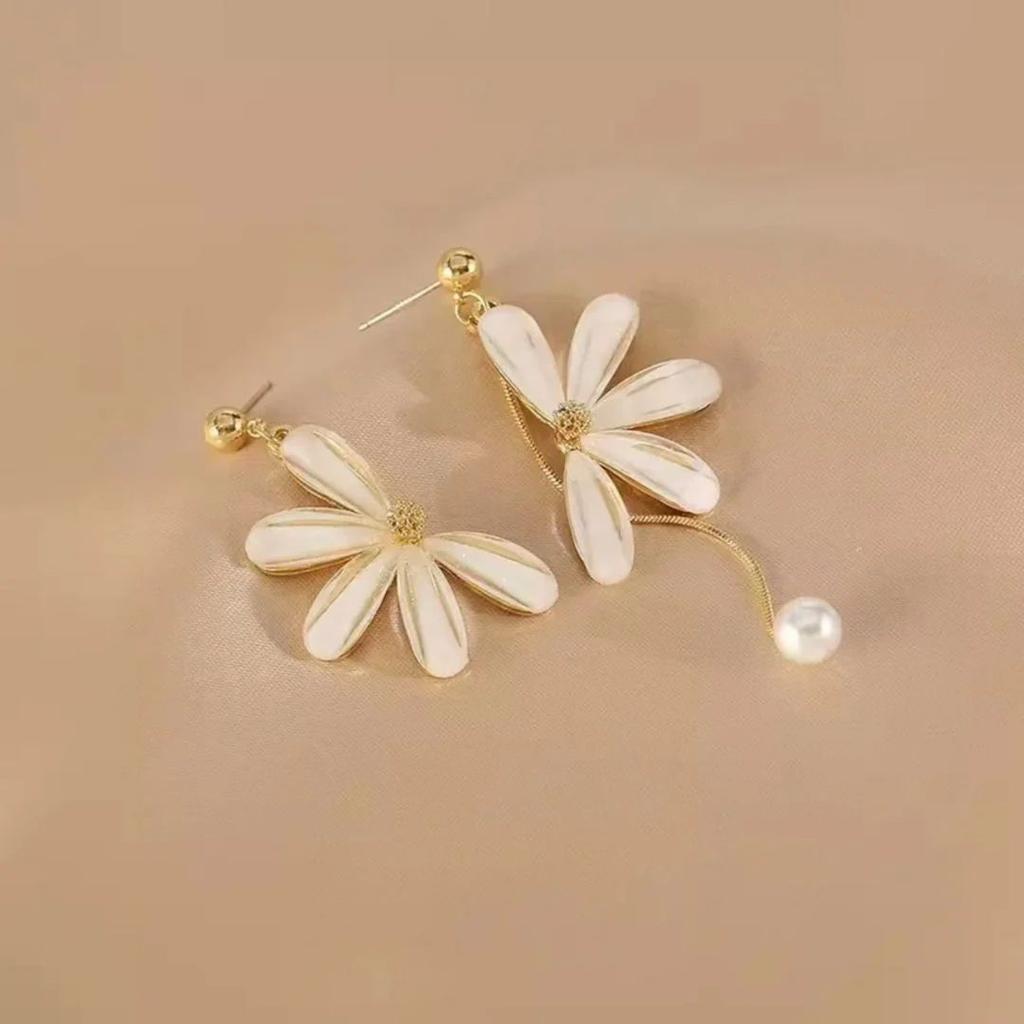 Twist of Daisy – Asymmetrical Floral Drop Earrings with Pearl — White