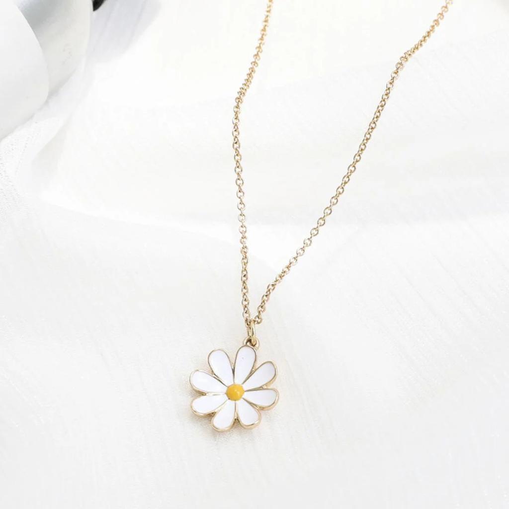 Daisy Daze – White Bloom Pendant — photo 2