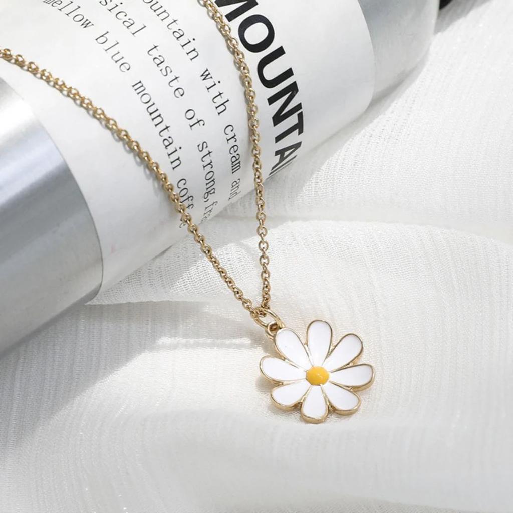 Daisy Daze – White Bloom Pendant