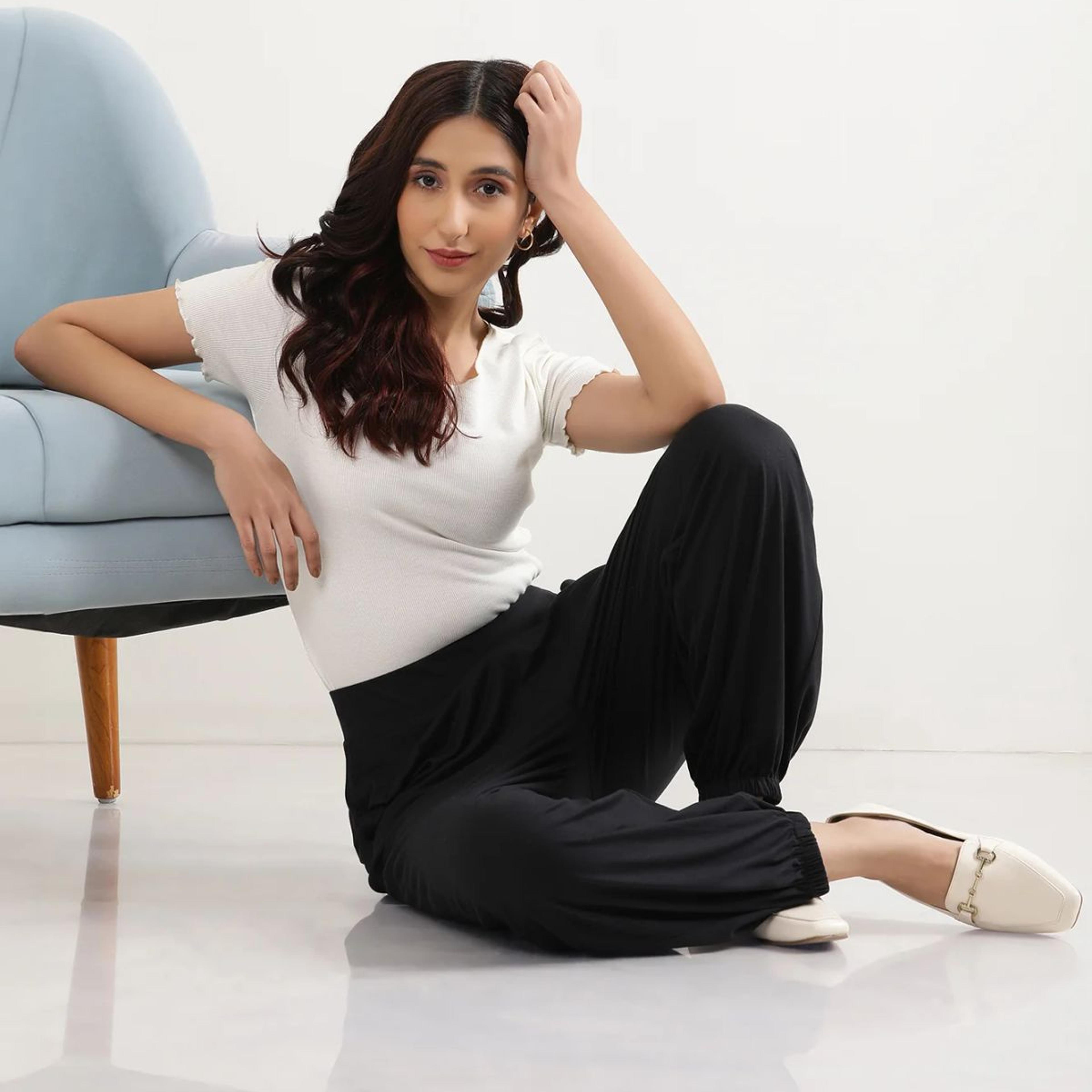 Black Solid Loose Fit Pants With Pleated Detail