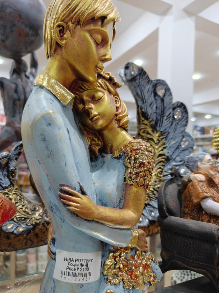 Gold Statue of a Couple Embracing | Sculpture | Bronze | Romantic