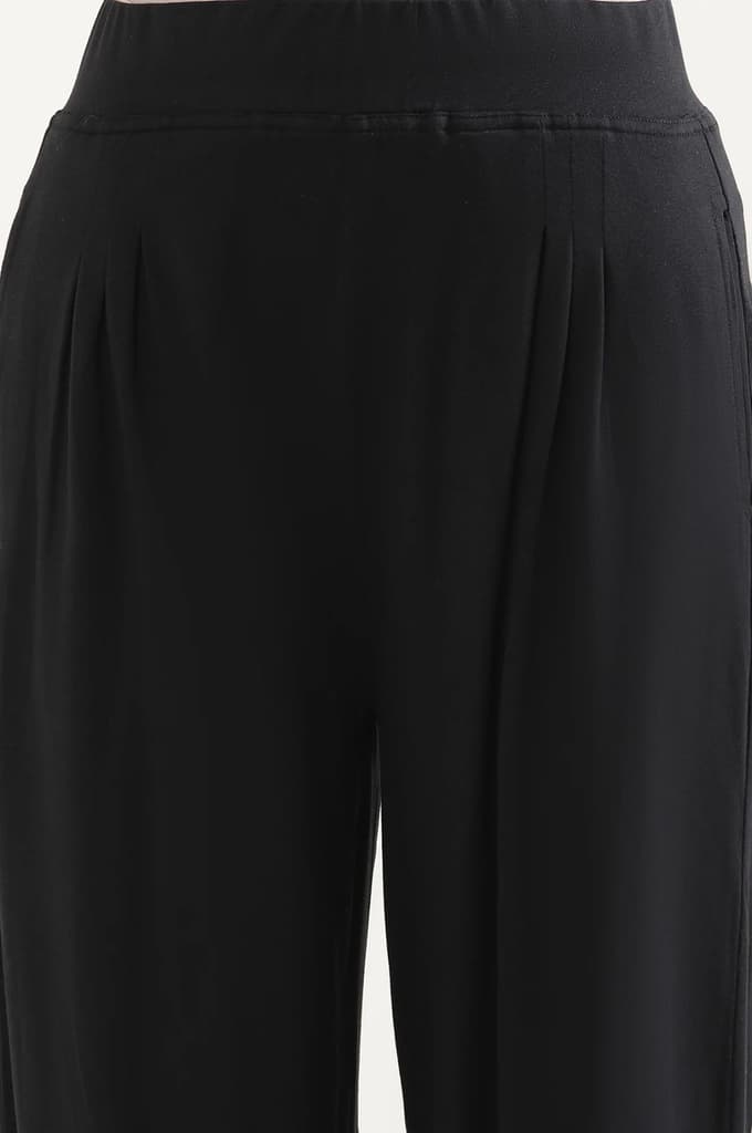 Black Solid Loose Fit Pants With Pleated Detail — photo 6