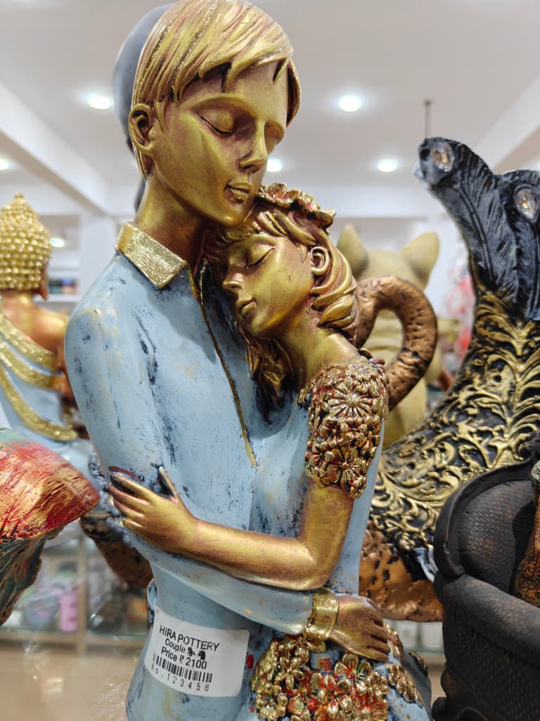 Gold Statue of a Couple Embracing | Sculpture | Bronze | Romantic
