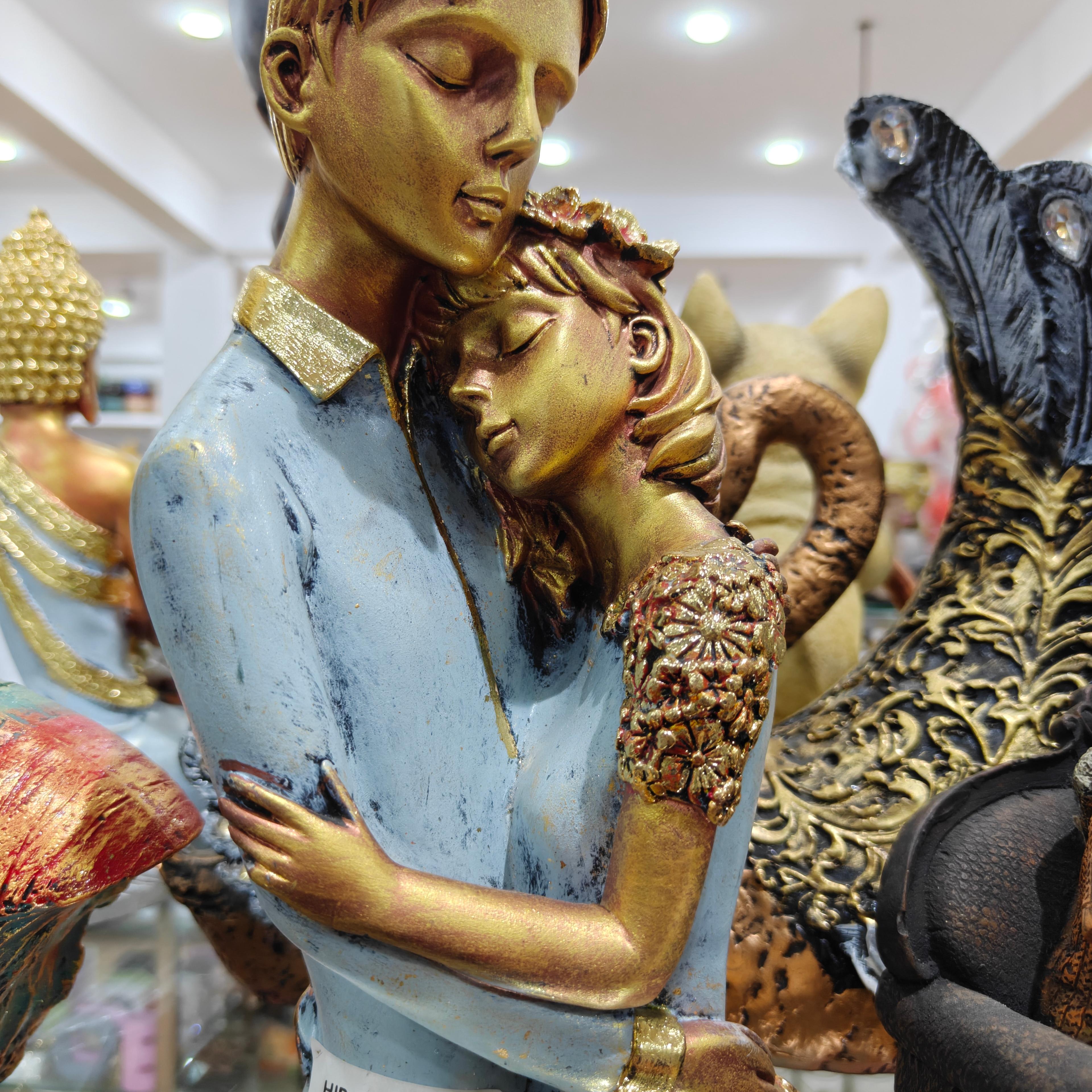 Gold Statue of a Couple Embracing | Sculpture | Bronze | Romantic