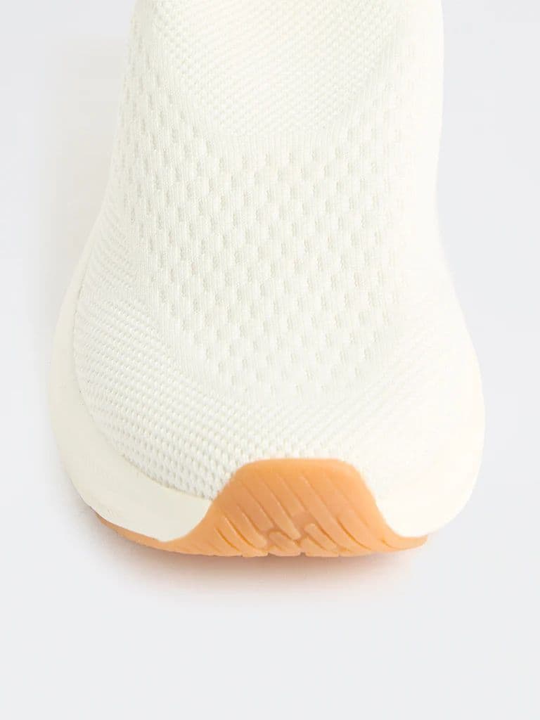 SOLEPLAY Off-White Textured Slip-On Sneakers — photo 4