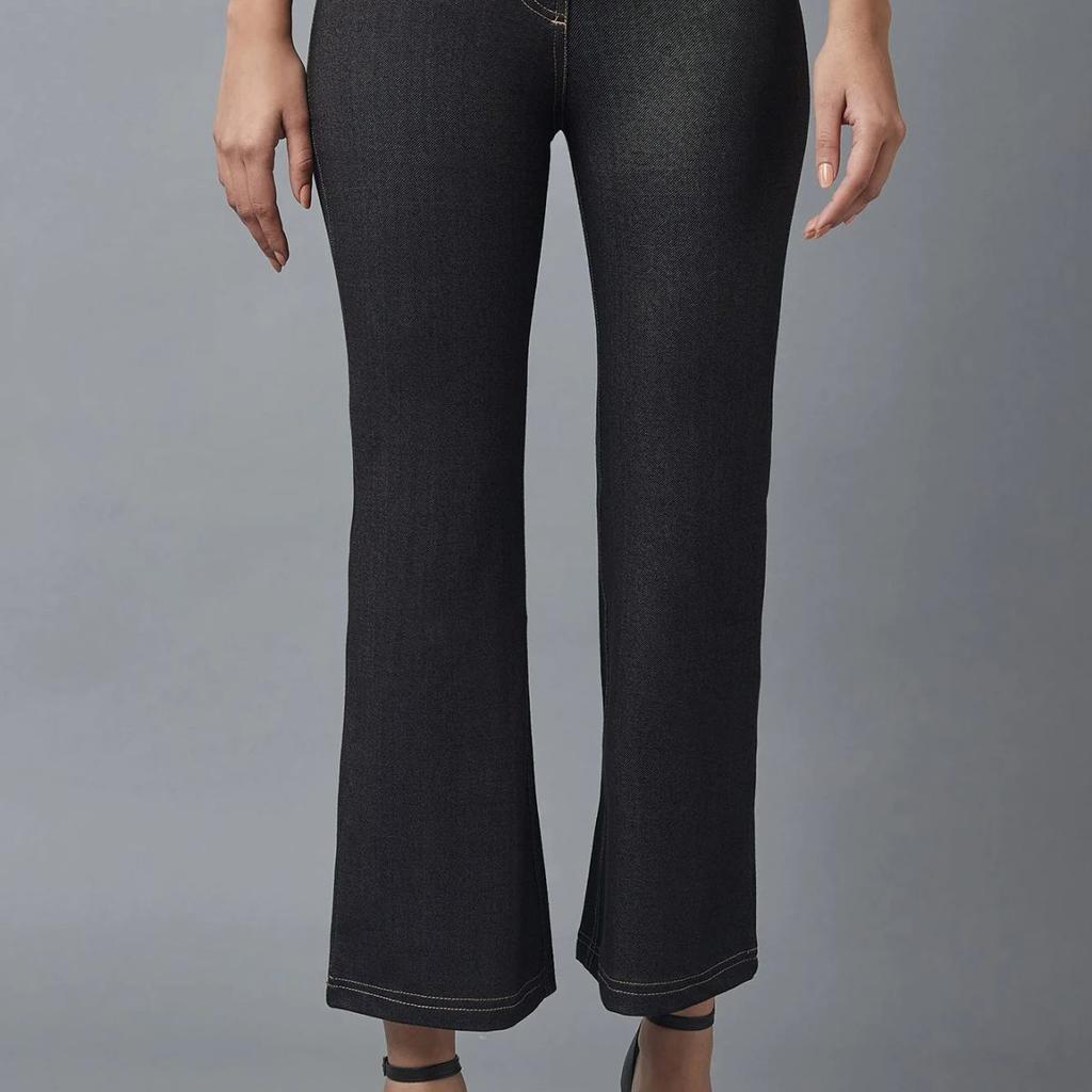 Black Solid Boot Cut Denim Pants With Waist Belt