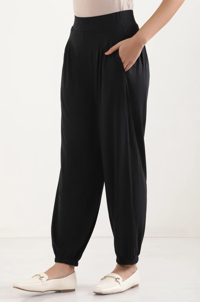 Black Solid Loose Fit Pants With Pleated Detail — photo 3