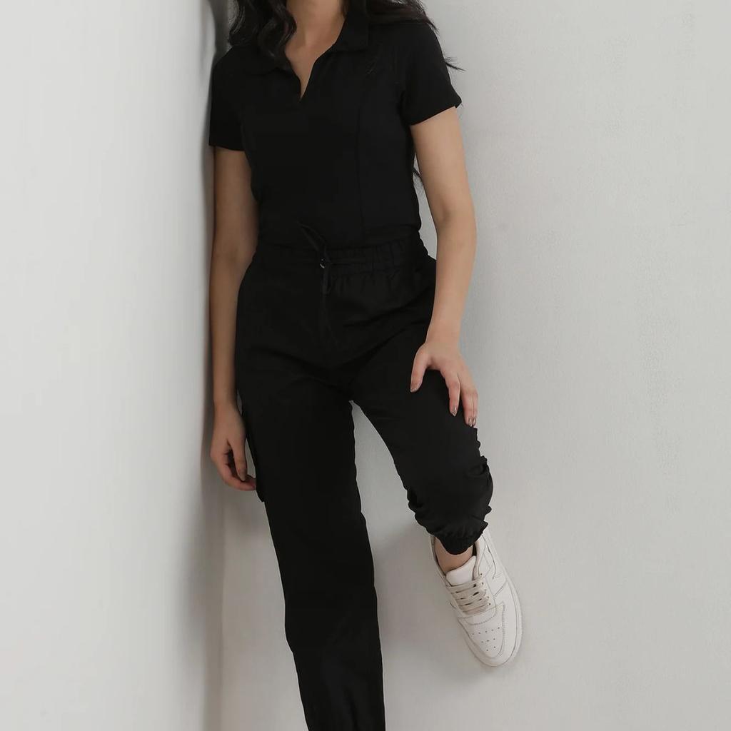 Black Solid Straight Fit Cotton Cargo Pants With Button And Zip Closure