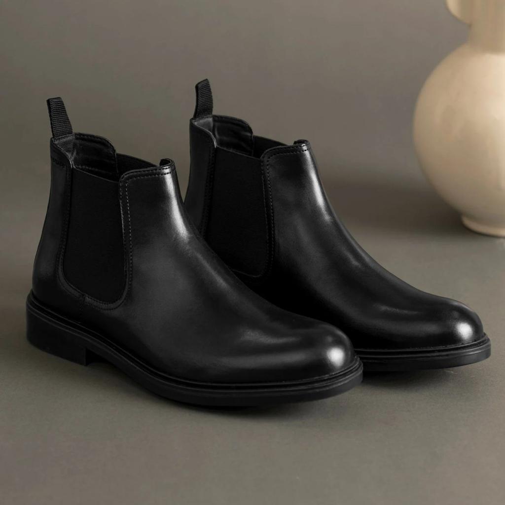 Chelsea Boots for Men in Black | Casual Leather Mid-Cut Boots — photo 6