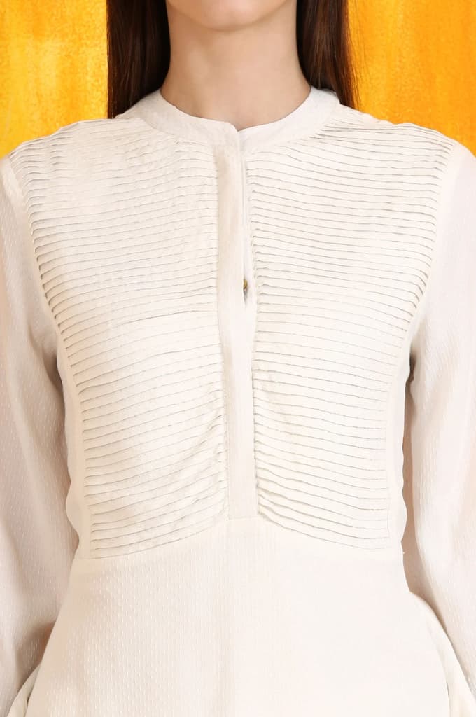 White Solid Pleated Yoke Moss Textured Straight Kurta — photo 3