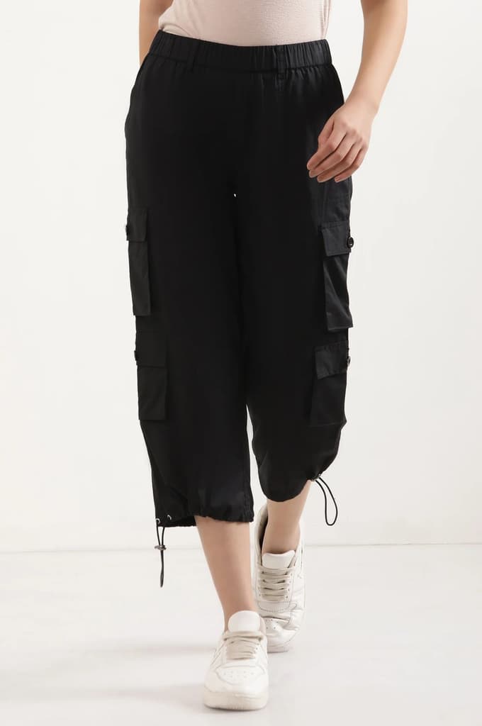Black Solid Straight Fit Cotton Cropped Pants With Drawstring — photo 2