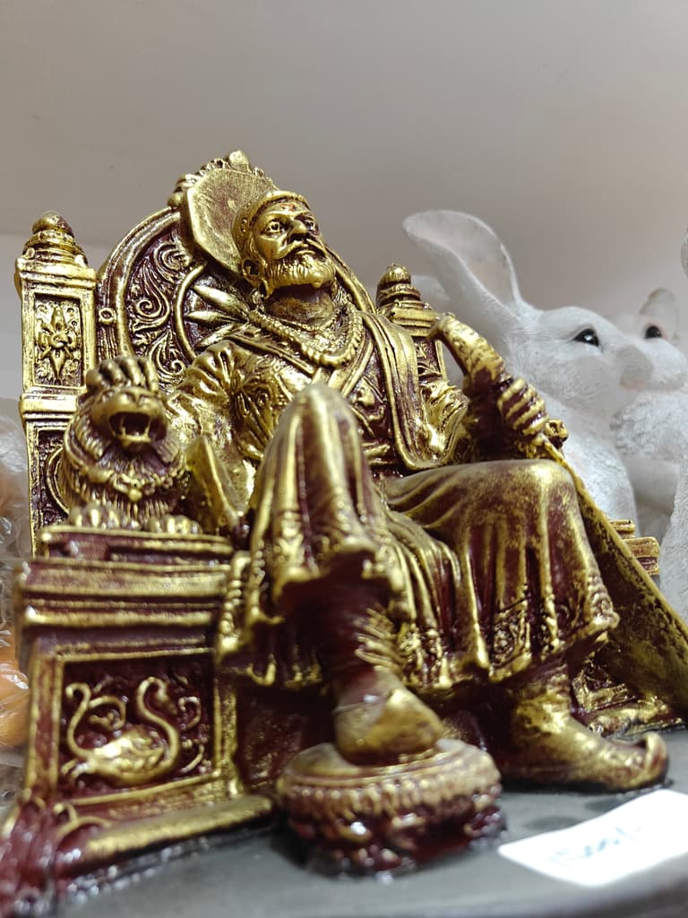 Gold Statue of a King | Sculpture | Bronze | Gold