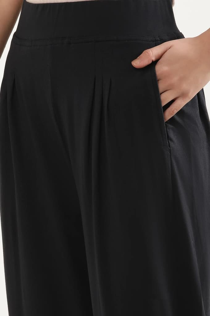 Black Solid Loose Fit Pants With Pleated Detail — photo 7