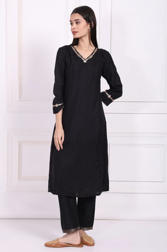 Black Embroidered Straight Kurta with Straight Pant and Dupatta Set — XS