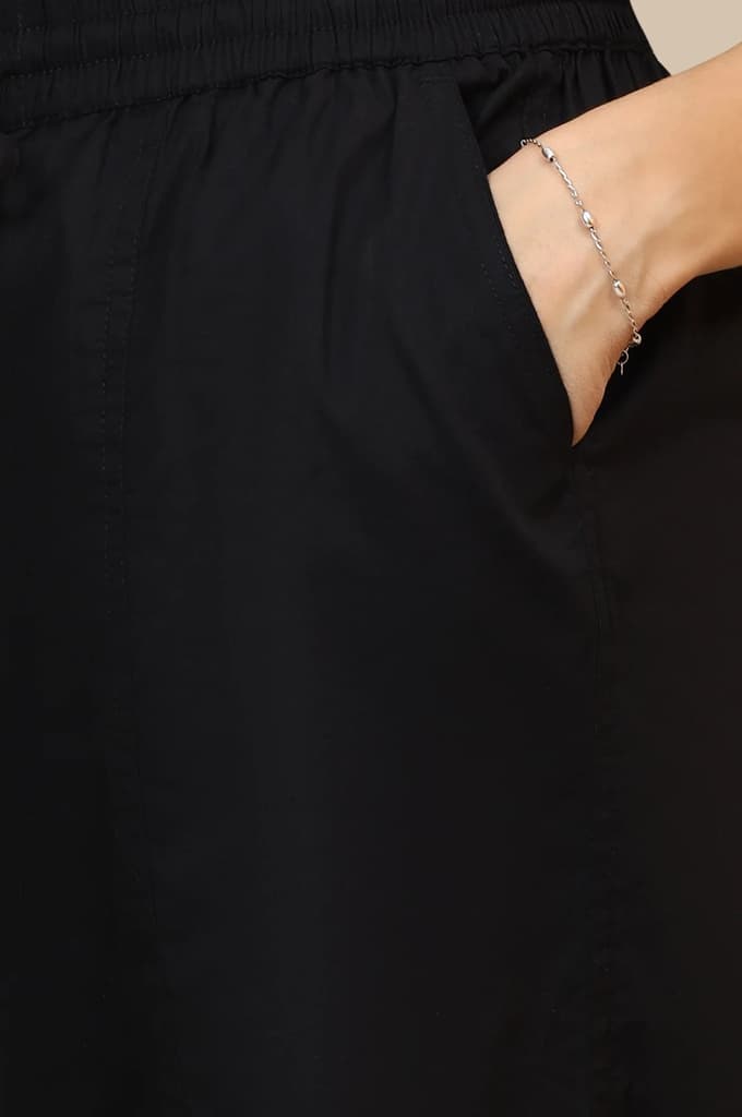 Black Solid Loose Fit Cotton Shorts With Drawstring — photo 6