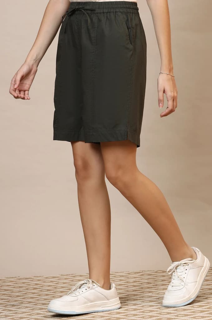 Dark Green Solid Loose Fit Cotton Shorts With Drawstring — photo 3
