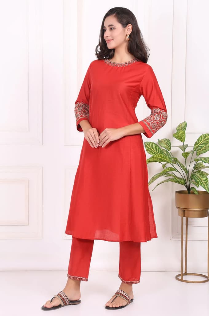 Red Solid Metallic Embroidered Straight Kurta — photo 4