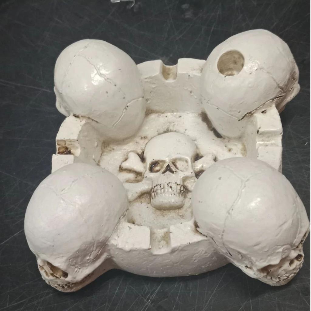 Smokin’ Skull Ashtray : Ceramic Skull Design Ashtray — photo 5