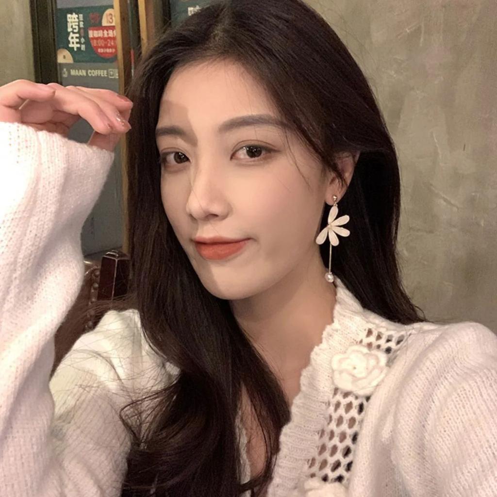 Twist of Daisy – Asymmetrical Floral Drop Earrings with Pearl — photo 3