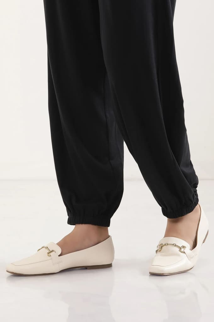 Black Solid Loose Fit Pants With Pleated Detail — photo 8
