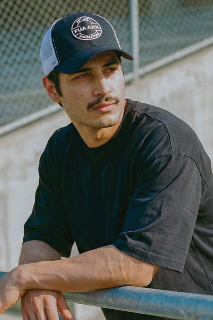 Unbeatable Trucker Cap Black/White — free size