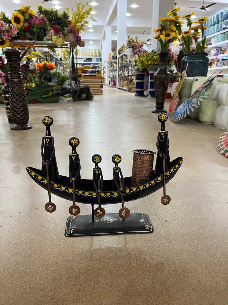 A black and yellow plate with a crown | Unknown