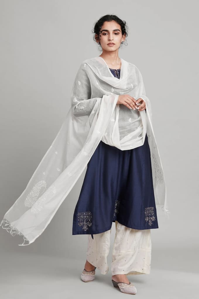 White Paisley Printed Thread Embroidered Pure Silk Dupatta — photo 2